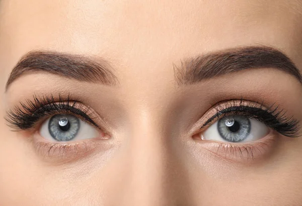 Ung Kvinna Med Vackra Ögonbryn Efter Korrigering Närbild — Stockfoto
