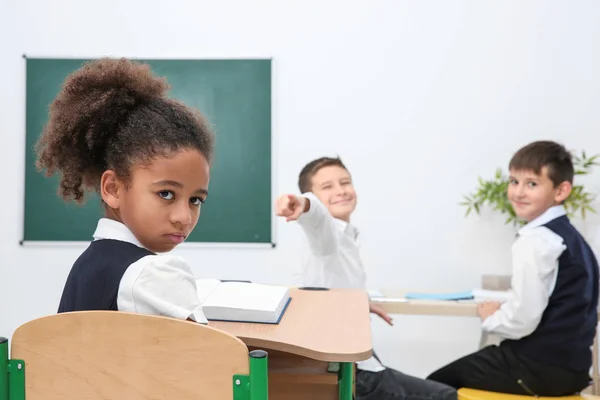 Kinder Mobben Afrikanisch Amerikanisches Mädchen Klassenzimmer — Stockfoto