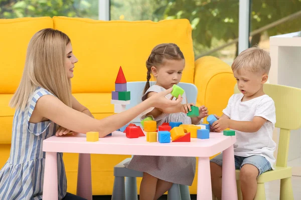 Mujer Joven Niños Lindos Jugando Con Constructor Mesa Casa — Foto de Stock