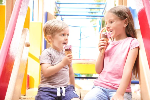 Χαριτωμένα Παιδάκια Τρώνε Παγωτό Εξωτερικούς Χώρους — Φωτογραφία Αρχείου