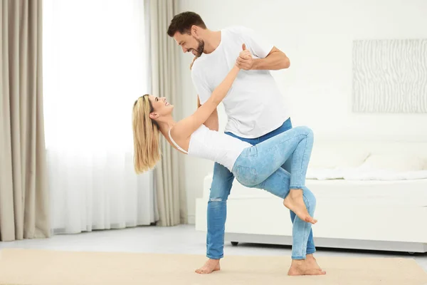 Pareja Feliz Bailando Dormitorio —  Fotos de Stock