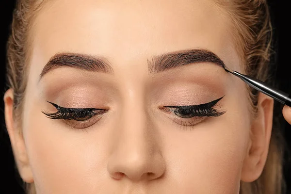 Young Woman Undergoing Eyebrow Correction Procedure Closeup — Stock Photo, Image