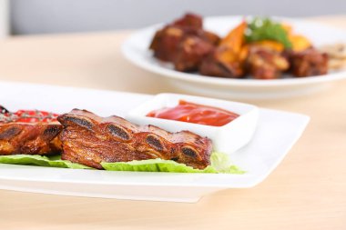 Tablo, closeup lezzetli ızgara kaburga plakalı