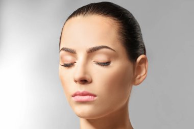 Işık arka plan üzerinde güzel kaşları olan kadın