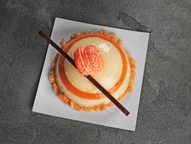 Grunge zemin üzerine lezzetli mousse kek