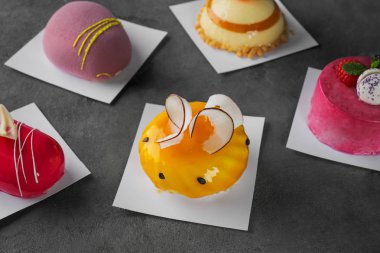 Grunge arka plan üzerinde çeşitli lezzetli kek