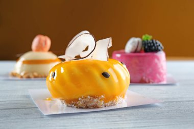 Ahşap masa üzerinde lezzetli camlı pasta