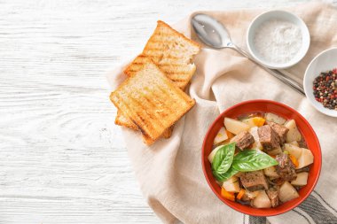 Masada lezzetli et ve patates ile kase