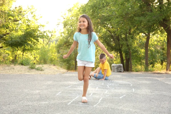 Leuke lieve kinderen Hinkelspel, buiten spelen — Stockfoto