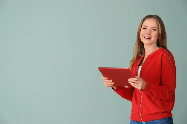 Giovane donna con tablet — Foto Stock