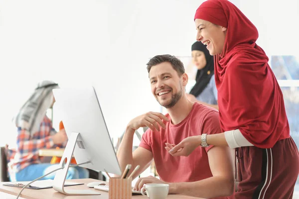 Muslimische Geschäftsfrau mit Mitarbeiterin im Büro — Stockfoto