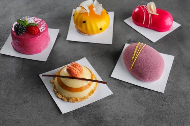 Grunge arka plan üzerinde çeşitli lezzetli kek