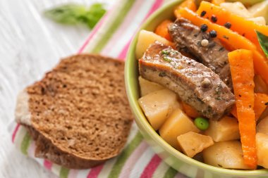 Masada lezzetli et ve patates ile kase