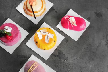 Grunge arka plan üzerinde çeşitli lezzetli kek