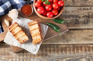 Ahşap masa üzerinde lezzetli ızgara kaburga ile kompozisyon