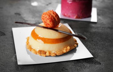 Grunge zemin üzerine lezzetli mousse kek