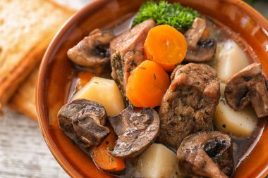 Tablo, closeup haşlanmış et ve patates ile plaka