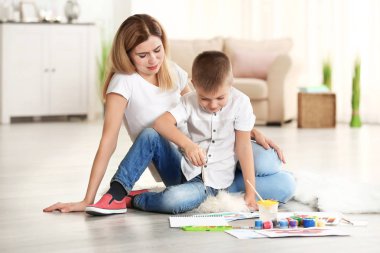 Sevimli çocuk boyama ile anne  
