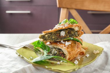 Ispanaklı plaka üzerinde lezzetli pasta