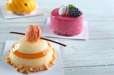 Ahşap arka plan üzerinde lezzetli mousse kek