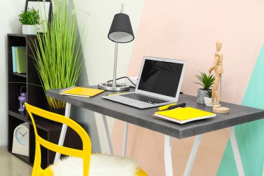 Güzel modern oda içi rahat işyerinde