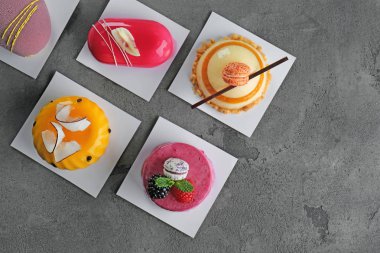 Grunge arka plan üzerinde çeşitli lezzetli kek