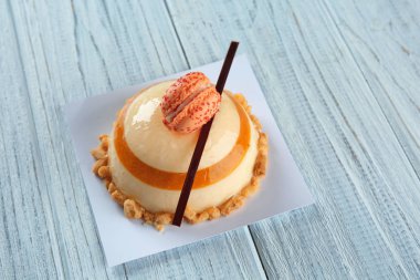 Ahşap arka plan üzerinde lezzetli mousse kek