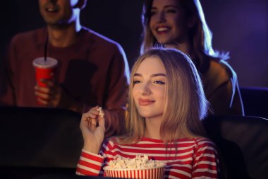 Gençler sinemada film izliyor
