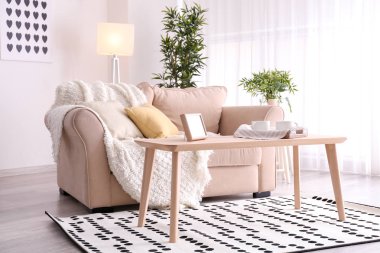 Zarif salon iç rahat kanepe ve tablo ile