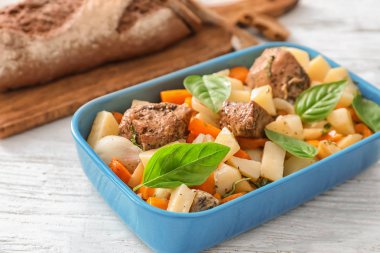 Masada lezzetli et ve patates ile güveç