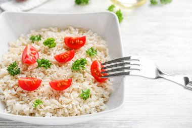 Lezzetli kahverengi pirinç ve sebze masada, closeup ile plaka