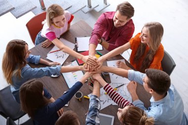 Eller birlikte proje kapalı koyarak gençler. Birlik kavramı