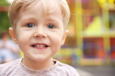 Sevimli küçük çocuk açık havada