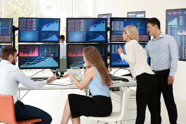 Opgewonden stock handelaren die werken met office — Stockfoto