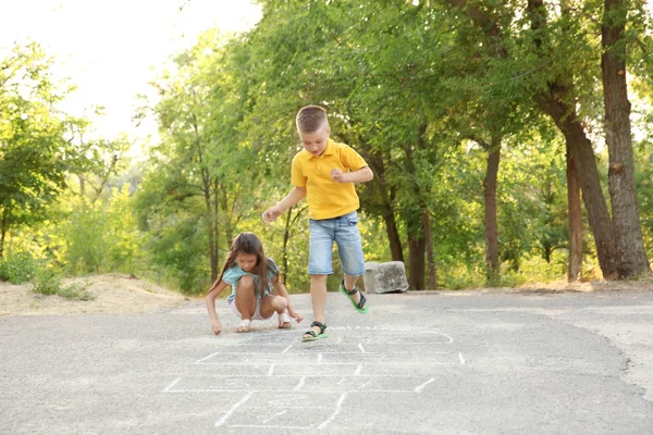 Leuke lieve kinderen Hinkelspel, buiten spelen — Stockfoto