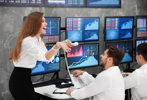 Comerciantes de acciones emocionados trabajando en el cargo — Foto de Stock