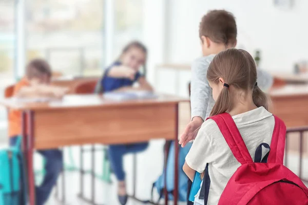 Garçon protégeant la petite fille de l'intimidation à l'école — Photo