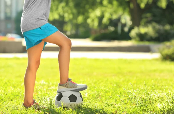 Schattige Jongen Met Voetbal Groen Park — Stockfoto