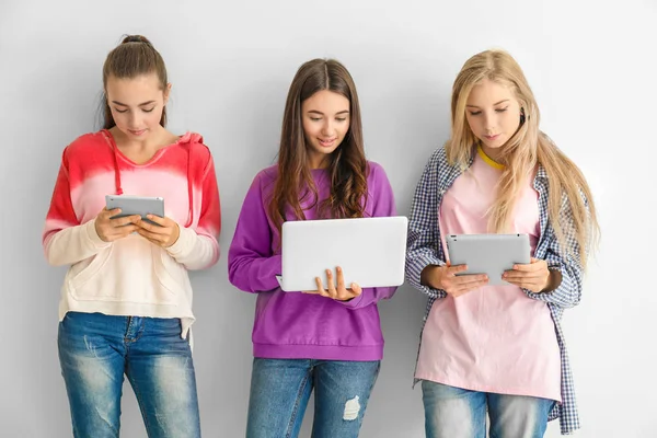 Девушки-подростки с современными устройствами — стоковое фото
