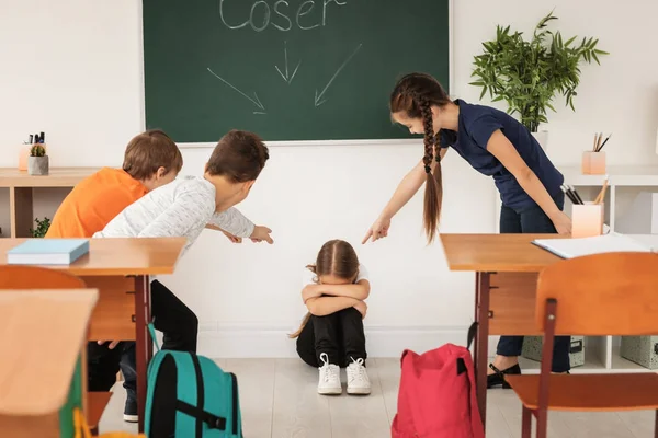 Des enfants intimidant leur camarade de classe à l'école — Photo