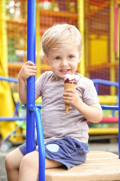 Lindo Niño Comiendo Helado Mientras Juega Columpios Parque —  Fotos de Stock