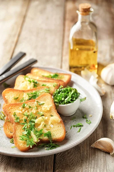 Piatto Con Delizioso Pane All Aglio Fatto Casa Sul Tavolo — Foto Stock