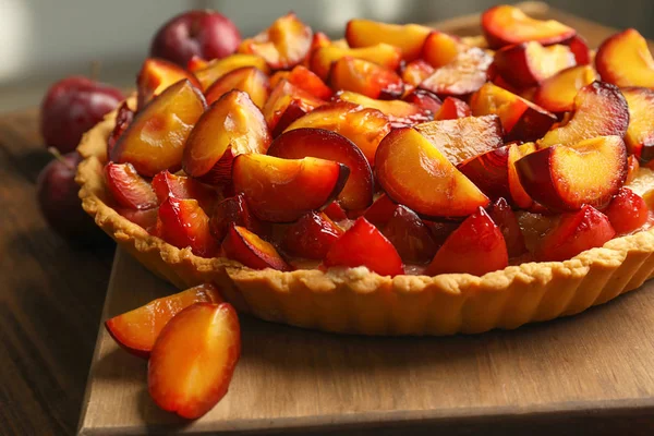 Torta Deliciosa Com Ameixas Mesa — Fotografia de Stock