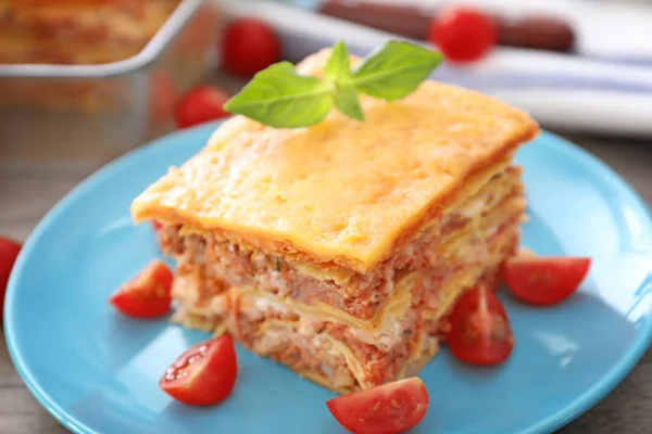 Assiette Avec Lasagnes Savoureuses Sur Table — Photo