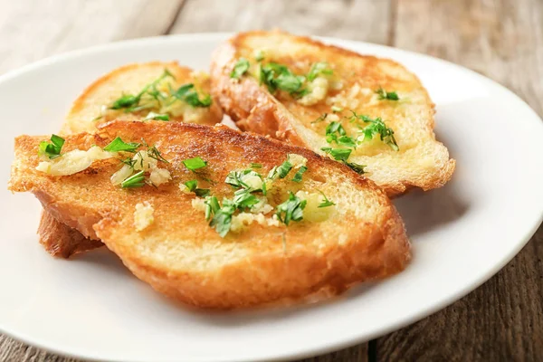 Tallrik Med Läckra Hembakade Vitlöksbröd Bord — Stockfoto