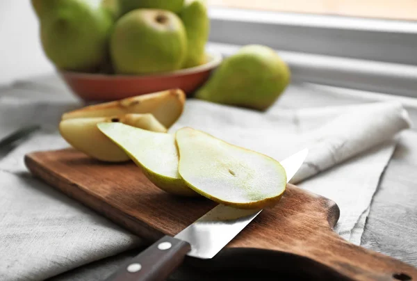 Wooden Board Cut Pear Table — Stock Photo, Image