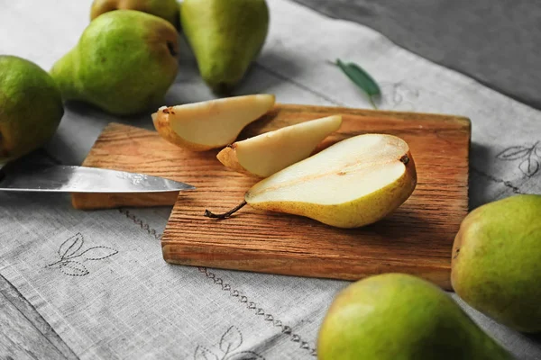 Holzbrett Mit Geschnittener Birne Auf Tisch — Stockfoto