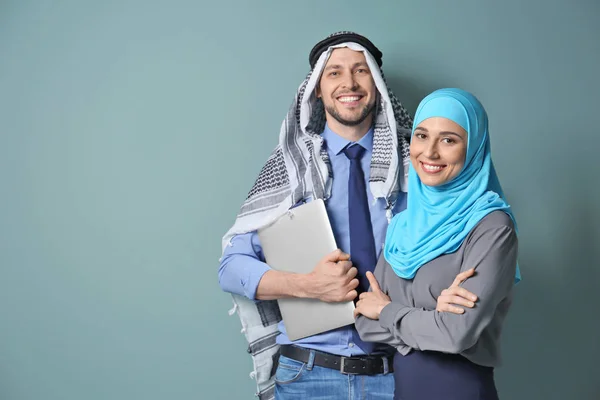 Мусульманская предпринимательница и ее коллега в традиционной одежде на цветном фоне — стоковое фото