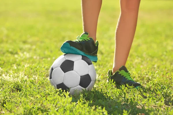 Rapaz Bonito Com Bola Futebol Gramado Verde — Fotografia de Stock