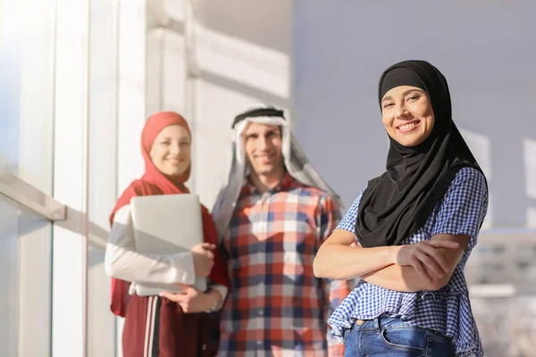Mulher de negócios muçulmana com colegas de trabalho no cargo — Fotografia de Stock